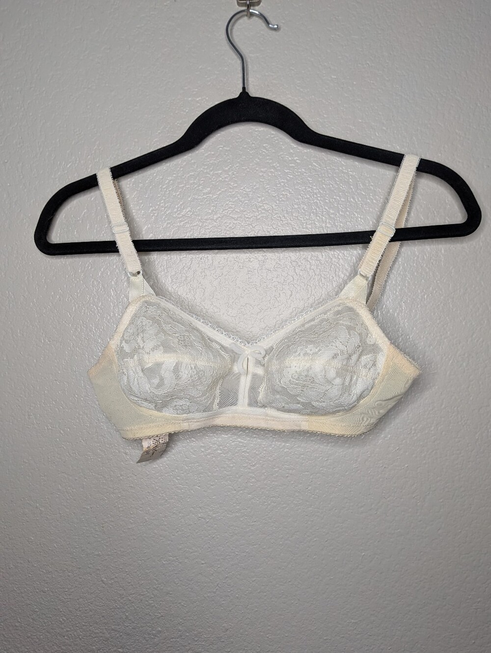 New Saks Fifth Avenue Vintage 70s Ivory White Lace Wireless Bullet Bra 34A NWT